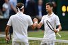 Den serbiske verdensetter Novak Djokovic kan fortsat kalde sig den øjeblikkelige konge af Wimbledon. Søndag forsvarede han sin titel og tog den femte titel på græsset i London og 16. grand slam-titel i alt. Foto: Daniel LEAL-OLIVAS / AFP