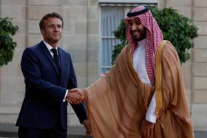 Mohammed bin Salman er på første besøg i Europa siden drab på Khashoggi i 2018. Møde i Paris vækker kritik.