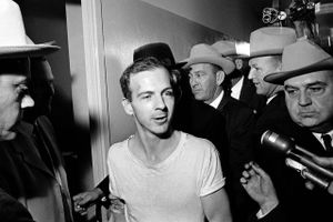 Kort efter drabet bliver Lee Harvey Oswald anholdt. Han udtaler sig til pressen, mens han føres gennem en politistation i Dallas. Foto: AP
