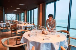 I 20 år har Mette Hvarre Gassner og hendes mand drevet restauranten Ti Trin Ned i Fredericia. Det er blevet til både Michelin-stjerne og en titel som Årets kok. Mette Hvarre Gassners syn på mad har dog ændret sig undervejs.