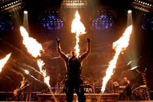 Flammer og røg bliver er en vigtig del af showet, når det tyske megaband Rammstein onsdag aften optræder i Ceres Park i Aarhus.