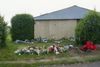 Blomster lagt ved huset, hvor den 64-årige kvinde blev dræbt. Foto: Presse-fotos.dk