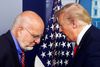 Direktøren for de amerikanske sundhedsmyndigheder, Robert Redfield, tv., og Donald Trump fotograferet på det seneste corona-pressemøde. Foto: Jonathan Ernst/Reuters