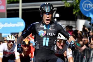 Et voldsomt tempo på de sidste 100 meter sikrede Alberto Dainese en flot spurtsejr i Giro d'Italia.