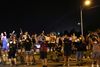 En stor gruppe af fans forsamlede sig foran FC Barcelonas hjemmebane, Camp Nou. Foto: Nacho Doce/Reuters