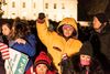 En frysende Alejandra Sanchez i gult får nu sammen med 5 mio. andre illegale indvandrere ret til at blive i USA. Fotos: Anne Hollande .