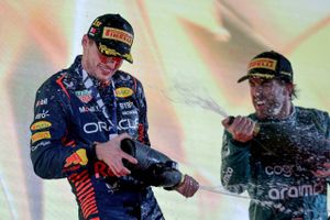 Red Bull nedtoner, at holdet skulle være langt stærkere end de øvrige hold, som en kører fra Mercedes mener.