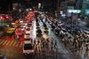 Trafikken i Bangkok i Thailand ser rimelig kaotisk ud – hvor fodgængere går ud og ind mellem bilerne. Foto: Vally Santana/AP