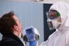 6879 personer er indtil videre testet positive for smitte med coronavirus i Danmark. Foto: Matthias Rietschel/Reuters