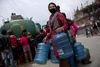 Manglen på rent drikkevand er et stort problem i Kathmandu. Foto: Bernat Amangue/AP