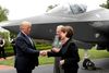 At få hjulene til at snurre i amerikansk industri var et af Donald Trumps valgløfter i 2016, og det har han haft nogen succes med. Her ses præsidenten foran et amerikansk-produceret jagerfly ved et arrangement sidste år. Foto: Carlos Barria/Reuters