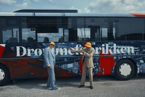 Hans Henriksen har iscenesat en bustur rundt i Aalborg, hvor historier om arbejderlivet i byen i 1970’erne fortælles. Idéen er sjov, men resultatet er noget ufokuseret.