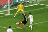 Her sparker Mario Mandzukic Kroatien i VM-finalen. Foto: Damir Sagolj/Reuters