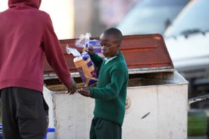 Zimbabwe er kendt som Afrikas brødkurv, men klimaforandringer har tvunget landet til at gentænke landbruget. Samtidig har en række andre kriser ramt landet.
