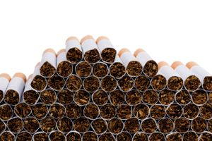 En pris på 60-70 kr. for en pakke cigaretter vil fortsat give millionindtægter i statskassen, viser beregninger. En rapport peger på, at prisen kan stige helt til 100 kr.