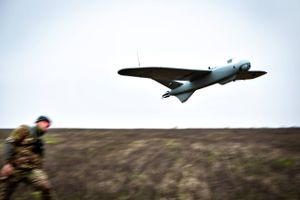 Himlen over Ukraine er en krigszone af højteknologi og dræbende metalfugle. Over helvedes forgård ved fronten i nøglebyen Bakhmut gør en droneenhed fra den ukrainske hær med satellit, joystick og en varevogn klar til togt mod fjenden.