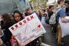 En stor gruppe high school-elever, som overlevede et blodigt skoleskyderi i sidste uge i Florida, rejser til delstatshovedstaden for at presse politikerne til at stramme våbenloven. Foto: Ritzau Scanpix