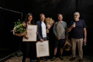Satiriker og sangskriver Niels Hausgaard og holdet bag satireprogrammet "Tæt på sandheden" hyldes med legat.