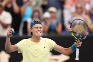 Filip Krajinovic var ingen alvorlig udfordring for Holger Rune, der vandt 6-2, 6-3, 6-4 i første runde af Australian Open, hvor hans arbejdsdag alligevel blev af den udfordrende slags.