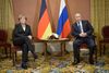 Selv om kansler Angela Merkel og præsident Vladimir Putin taler i telefon flere gange om ugen, er forholdet slet ikke, hvad det har været. Kanslerens rolle synes at være skiftet til at være en slags forbindelsesofficer. Arkivfoto: RIA Novosti, Alexej Nikolskij/AP