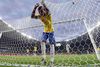 Brasiliens Fernandinho reagerede efter Tysklands tredje mål i VM-semifinalen i 2014. Nu skal det ene af målnettene bortauktioneres. Arkivfoto: Natacha Pisarenko/AP