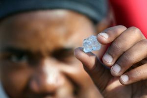 Tusindvis af sydafrikanere stormede til en mark i håbet om at grave diamanter op. Nu viser en undersøgelse, at skattejagten efter diamanter var forgæves. 