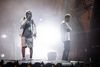 Rapperen Del the Funky Homosapien (tv.) går mod scenekanten, få sekunder inden han falder ned under koncerten med Gorillaz på Orange Scene, lørdag den 8. juli. Foto: Erling Brodersen/Ritzau Scanpix
