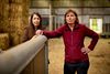 Anna Gøtske (t.v.) og hendes mor Birgitte Gøtske (t.h.). Sammen driver de Skærgården-stutteri i Egtved. Foto: Mikkel Berg Pedersen.