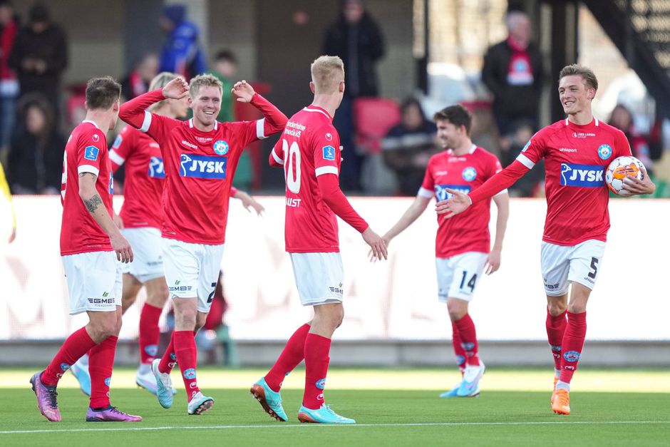 Silkeborg vandt 2-0 ude over Sønderjyske i den første kvartfinale. Søren Tengstedt og Tonni Adamsen scorede.