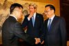 Den amerikanske udenrigsminister, John Kerry, ser ud, som om han har svært ved at finde en grimasse, der kan passe, mens den amerikanske ambassadør i Kina, Gary Locke (t.v.), hilser på Kinas regeringschef, Li Keqiang, under et møde i Beijing i april Foto: Jason Lee/AP
