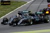 Begge Mercedeskørere Lewis Hamilton og Nico rosberg udgik af det spanske grandprix, da de kørte ind i hinanden under løbets start.