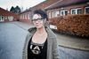 Louise Glads 23-årige søn er fortsat indlagt på psykiatrisk afdeling i Randers, der her ses bag hende. Hun måtte kæmpe for at få kommunen til at ændre den oprindelige vurdering af sønnen som værende uddannelsesparat. Foto: Casper Dalhoff