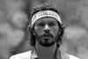 Sócrates med et af sine karakteristiske pandebånd, her med påskriften “People need justice“. Foto: Wolfgang Rattay/Reuters