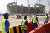Gæstearbejdere bygger de store stadioner, der til næste år tages i brug ved VM i Qatar. I sidste uge opgjorde den britiske avis The Guardian, at mere end 6500 gæstearbejdere har mistet livet i forbindelse med VM-arbejdet. Arkivfoto: Kai Pfaffenbach/Reuters