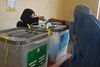 To kvinder stemmer ved præsidentvalget i Lashkargah i Helmand provinseni Afghanistan.