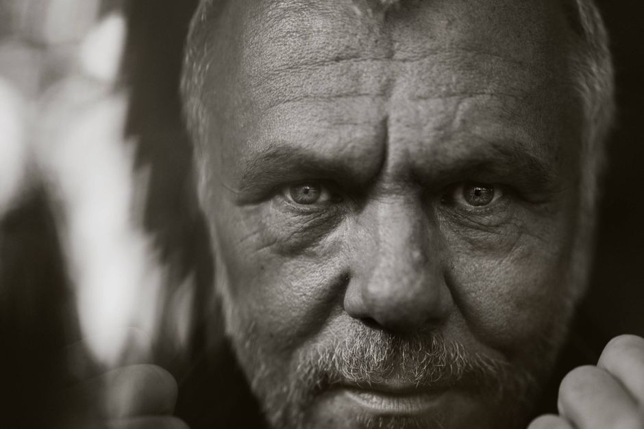 Det er fem år siden, at forfatteren Jesper Stein sidst udkom med en krimi i Axel Steen-serien. Nu er den syvende i serien kommet, og den har sit udgangspunkt i Risskov, hvor Axel Steen, ligesom forfatteren selv, er vokset op. 