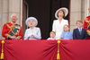 Dronning Elizabeth med sin nærmeste familie på Buckingham Palaces balkon under Royal Air Force-overflyvning. Foto: Jonathan Brady/AFP