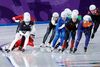 Den polske løber Magdalena Czyszczon(liggende) styrtede undervejs, da hun kom i karambolage med danske Elena Møller Rigas(i rødt tv. bag den amerikanske løber Mia Manganello). Foto: Vadim Ghirda/AP