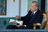 Billede fra TV-interviewet, hvor Tyrkiets præsident Erdogan fremviser et billede af Enhedslistens udenrigsordfører Nikolaj Villumsen. Foto: Skærmdump fra Al-Jazeera