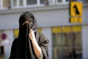 Regeringen vil forbyde niqab (billedet), burka, elefanthuer og tildækning af ansigtet med huer, halstørklæder, masker og kunstigt skæg. Foto: Lea Meilandt Mathiesen/Scanpix 2018