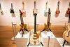 120 guitarer fra Pink Floyd-guitaristen David Gilmours personlige samling blev solgt på auktionen. Foto: Johannes Eisele/AFP