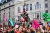 Klimaaktivister blokerer centrale dele af London som led i demonstrationer imod politikernes angivelige passivitet over for klimaforandringerne. Foto: Daniel Leal/AFP