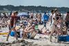 Hvor farligt er det at befinde sig på en tætpakket strand? Et nyt studie giver et skematisk overblik over forskellige situationer, og hvor risikable de er i forhold til smittespredning. Se skemaet længere nede i artiklen. Arkivfoto: Mogens Flindt/Ekstra Bladet