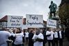 Ca. 100 plejeforældre protesterede mandag eftermiddag over, at Randers Kommune vil sætte plejevederlaget ned for en række plejefamilier i kommunen. Foto: Christian Klindt Sølbeck