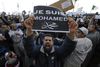 »Jeg er ikke Charlie, Jeg er Muhammed,« lød det under demonstrationer i flere muslimske lande, efter at avisen Charlie Hebdo atter bragte en tegning af profeten på forsiden. Her i Algier i Algeriet. Foto: AP