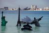 I 2010 placerede Greenpeace-aktivister modeller af verdenskendte bygningsværker i havet ud for Cancun i Mexico for at gøre opmærksom på klimaproblemerne. Ny forskning tegner et dystert billede af fremtiden. Foto: Eduardo Verdugo/AP