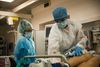 Stigende coronasmitte har resulteret i stigende pres på sygehuskapaciteten i Region Sjælland, og derfor bliver operationer aflyst. Nu er 14 ansatte og en patient ved Nykøbing Falster Sygehus testet positiv for coronavirus. Billedet er fra Bispebjerg Hospital. Arkivfoto: Ólafur Steinar Gestsson/Ritzau Scanpix)