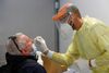 Flere lande har indført restriktioner, her udføres der en coronatest i Roms store Fiumicino-lufthavn. Foto: Remo Casilli/Reuters