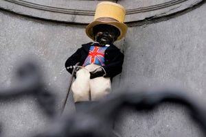 Verdensberømte Manneken-Pis i Bruxelles er blevet iklædt en Union Jack-vest for at markere den sidste dag, da Storbritannien er medlem af EU. Foto: AFP/Kenzo Tribouillard  