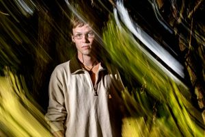 Efter et år som arbejdsdreng i Grønland havde Rasmus Theisen ikke alene stof til en spændingsroman. Han havde også lært, at i skurvognen spiser grønlændere og danskere hver for sig.